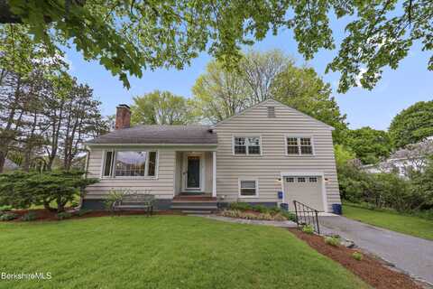 4 Woodlawn Dr, Williamstown, MA 01267