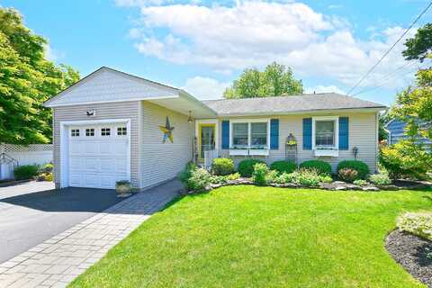 52 Fenwick Street, Greenlawn, NY 11740