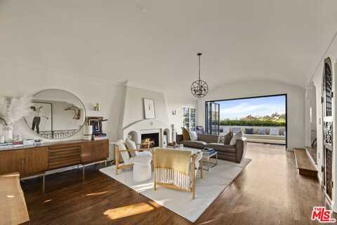 2643 Hollyridge Dr, Los Angeles, CA 90068
