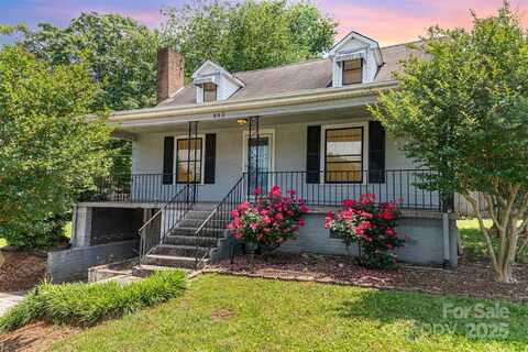 952 8th Street NE, Hickory, NC 28601