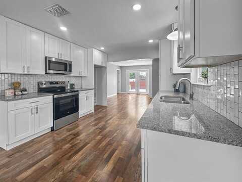 1209 N Morris Street, Gainesville, TX 76240