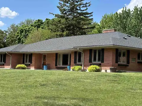 1 COLONIAL CIR, Storm Lake, IA 50588