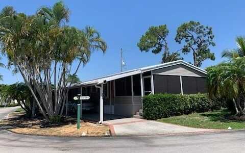 33 Ricks Dr., Greenacres, FL 33463