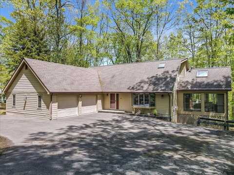 146 Cove Point Circle, Lakeville, PA 18438