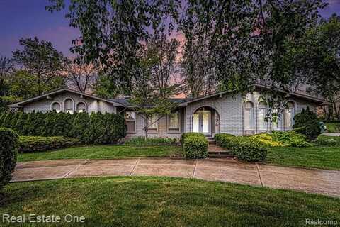 3079 RAVINEWOOD Drive, Commerce Township, MI 48382