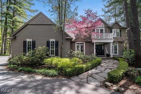 975 PINE NEEDLE Trail, Rochester, MI 48306