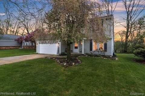5722 King James Ln., Waterford, MI 48327