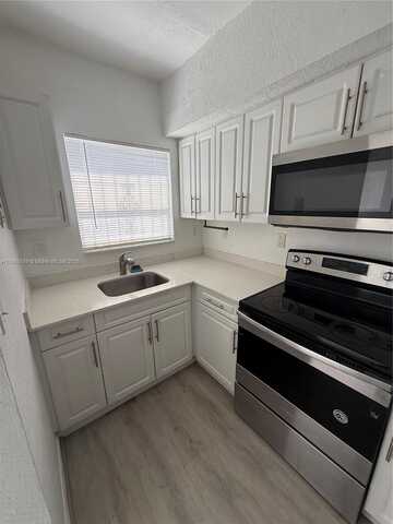 8463 NW 4th Ct, Miami, FL 33150