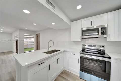 10805 NW 7th St, Miami, FL 33172