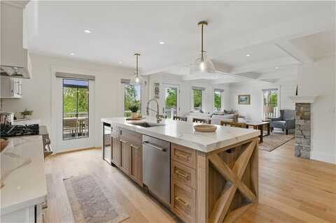 2040 East Main Road, Portsmouth, RI 02871