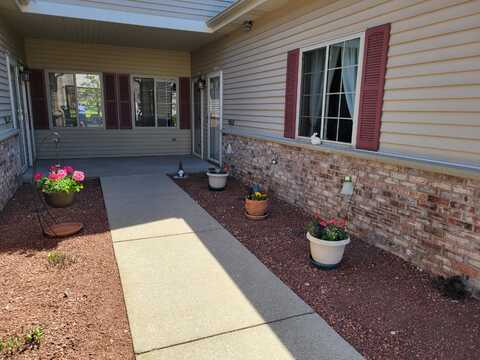 2111 Pine Ridge Ct, Grafton, WI 53024