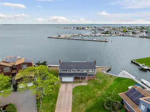 160 Sequams Lane W, West Islip, NY 11795