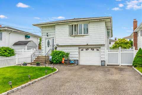 205 Verona Parkway, Lindenhurst, NY 11757