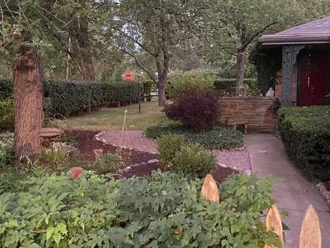 One Woodland Lane N, Riverwoods, IL 60015