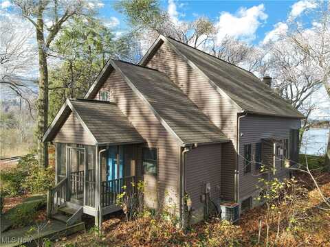 11 West Drive, Hartville, OH 44632