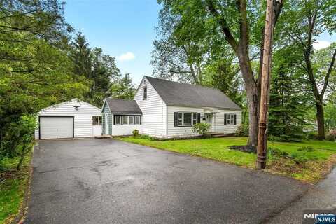 85 Serpentine Road, Demarest, NJ 07627