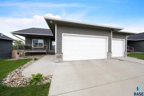 812 Trojan Ave, Hartford, SD 57033