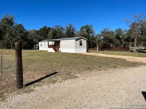 224 Oak View, La Vernia, TX 78121