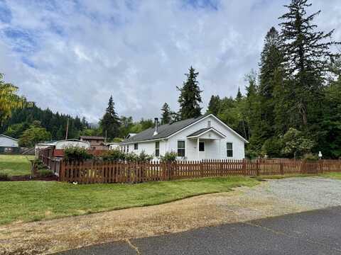 668 Montgomery Avenue, Glendale, OR 97442