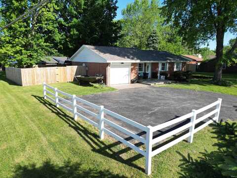 623 S Hickory Lane, Petersburg, IN 47567