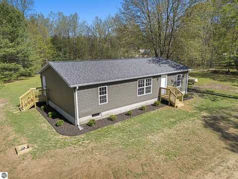 3218 S 41 Road, Cadillac, MI 49601