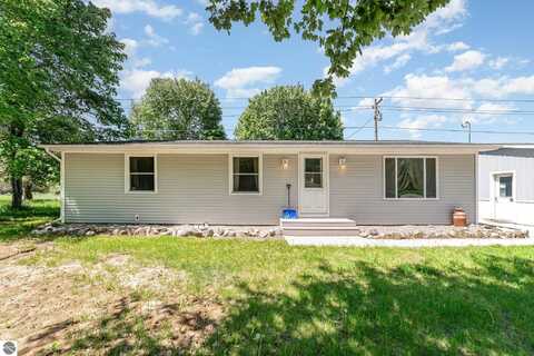 7205 N Gilmore Road, Farwell, MI 48622