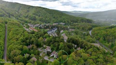 9074 Mountainside Dr, Hancock, MA 01237