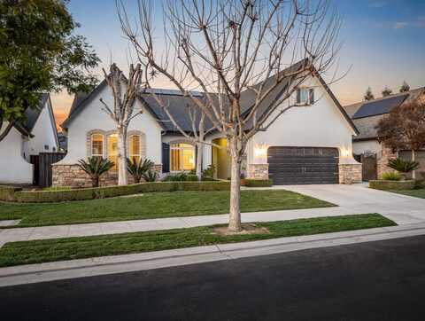 541 Warwick Avenue W, Clovis, CA 93619