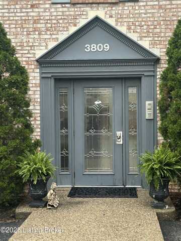 3809 Chamberlain Ln, Louisville, KY 40241