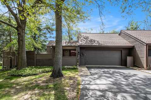 1022 Essex Circle, Kalamazoo, MI 49008
