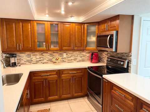9520 Seagrape Dr, Davie, FL 33324