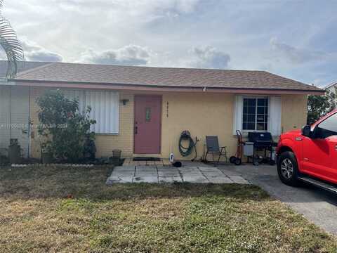 4575 Gladiator Cir, Green Acres, FL 33463