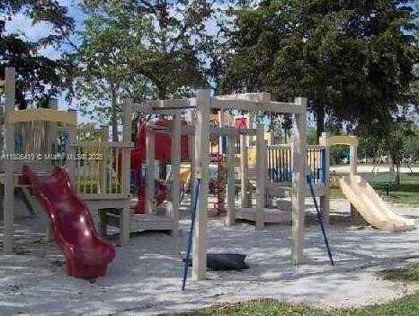 18965 NW 62nd Ave, Hialeah, FL 33015