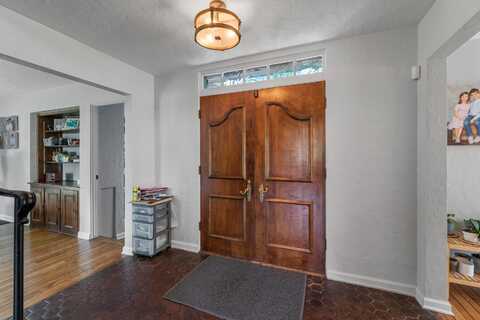 1050 W Acacia Rd, Glendale, WI 53217