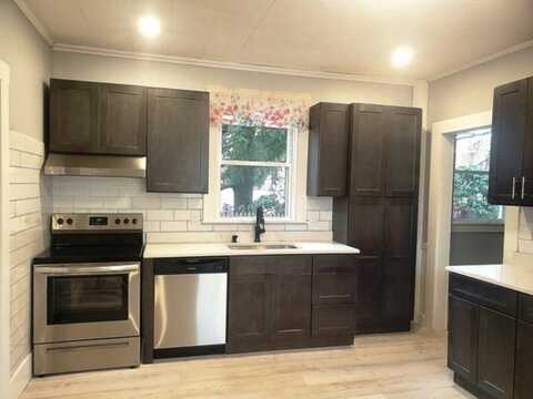 33 Warren St, Peabody, MA 01960
