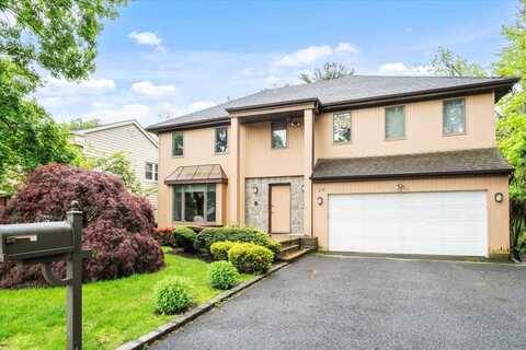 29 Sunset Road S, Albertson, NY 11507