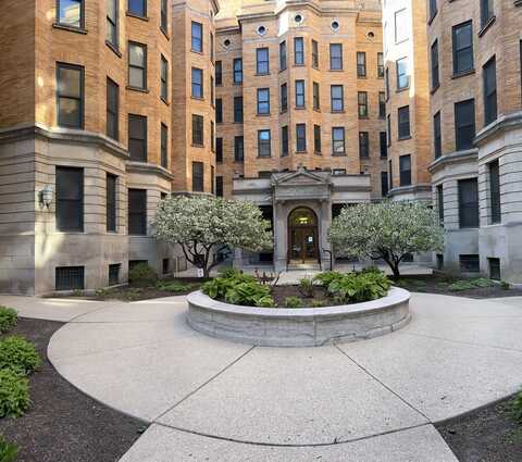 550 W SURF Street, Chicago, IL 60657