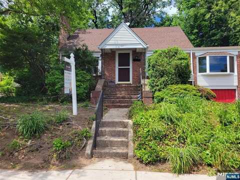 17 Danna Way, Saddle Brook, NJ 07663