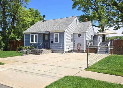 469 Sterling St, Uniondale, NY 11553
