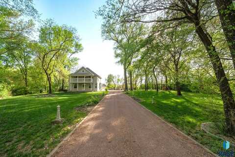 109 Wildwood Dr, Mission Hill, SD 57046
