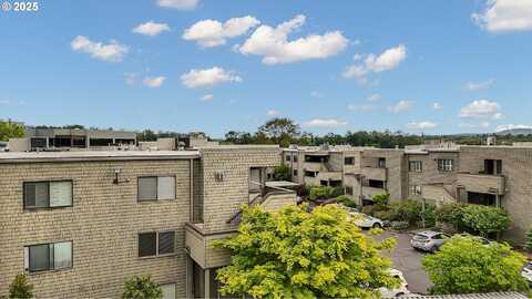 5602 S RIVERSIDE LN, Portland, OR 97239