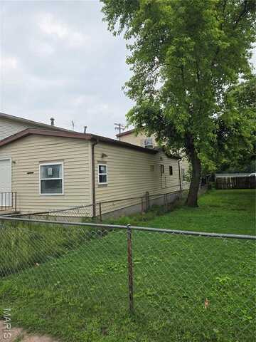305 Meredocia Street, Madison, IL 62060