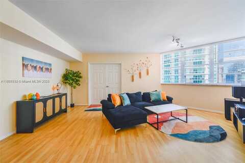 825 Brickell Bay Dr, Miami, FL 33131