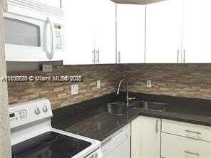 9320 Fontainebleau Blvd, Miami, FL 33172