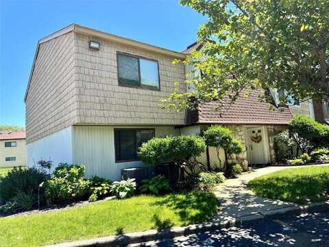 71 Pointe Circle S, Coram, NY 11727