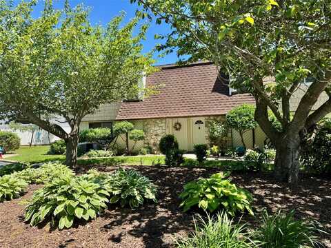 71 Pointe Circle S, Coram, NY 11727