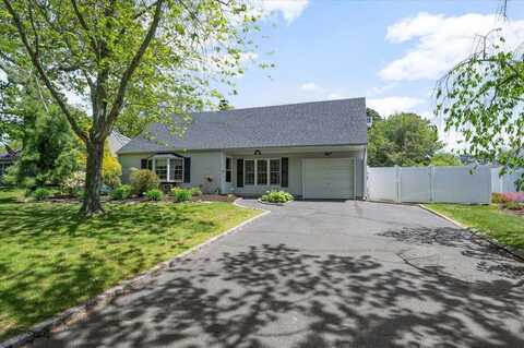 8 Meyer Lane, Medford, NY 11763