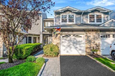 19 Hampshire Court, Holbrook, NY 11741