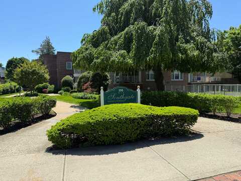 255 Central Avenue, Lawrence, NY 11559
