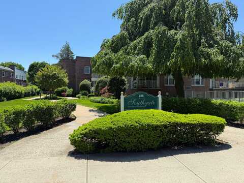 255 Central Avenue, Lawrence, NY 11559
